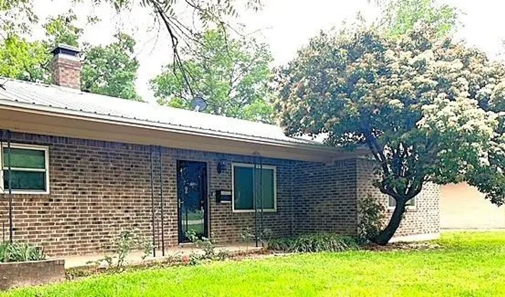 501 W College Street, Rising Star
