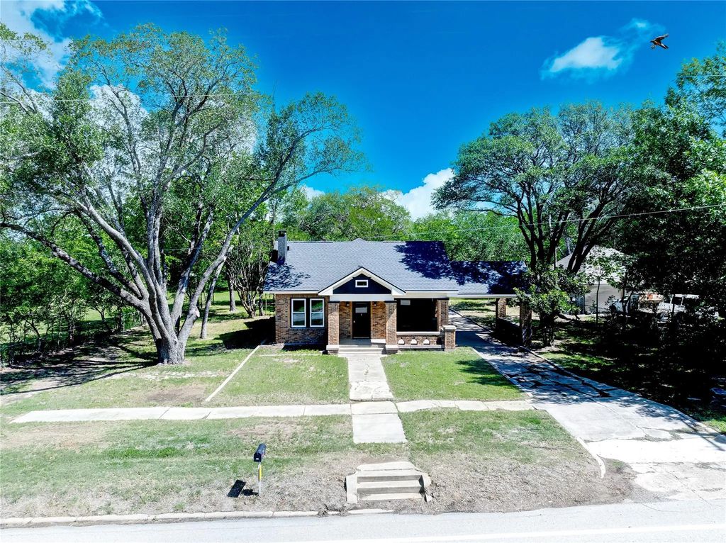 506 W San Saba Street, Wortham