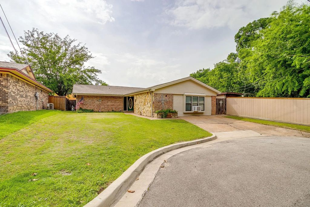211 Cottonwood Street, Weatherford