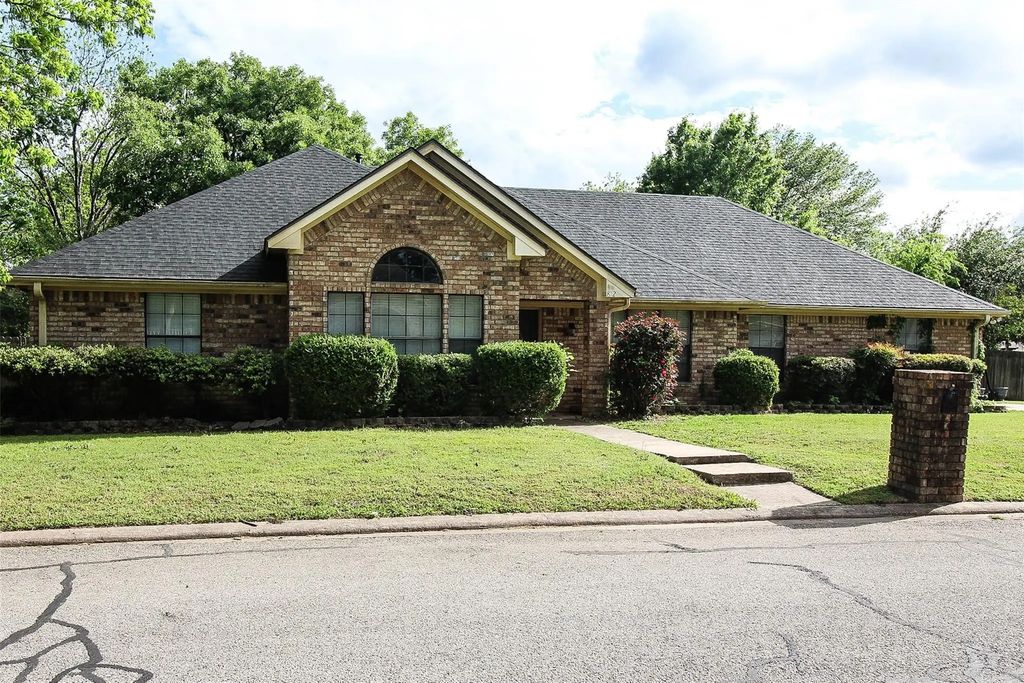 812 Mockingbird Street, Bonham