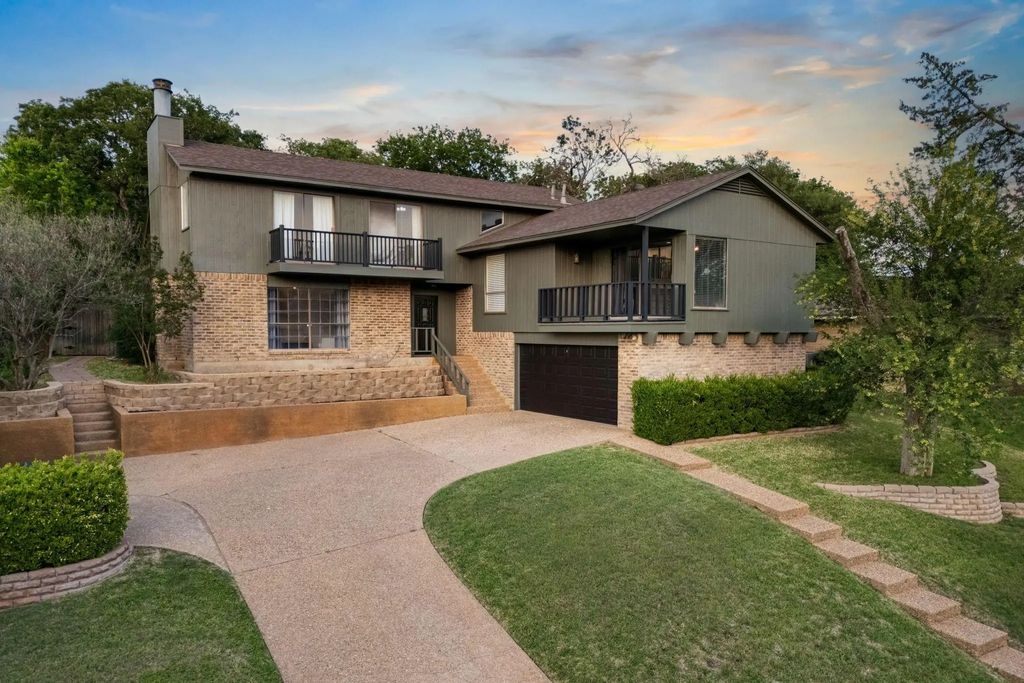 825 Wooded Crest Drive, Woodway