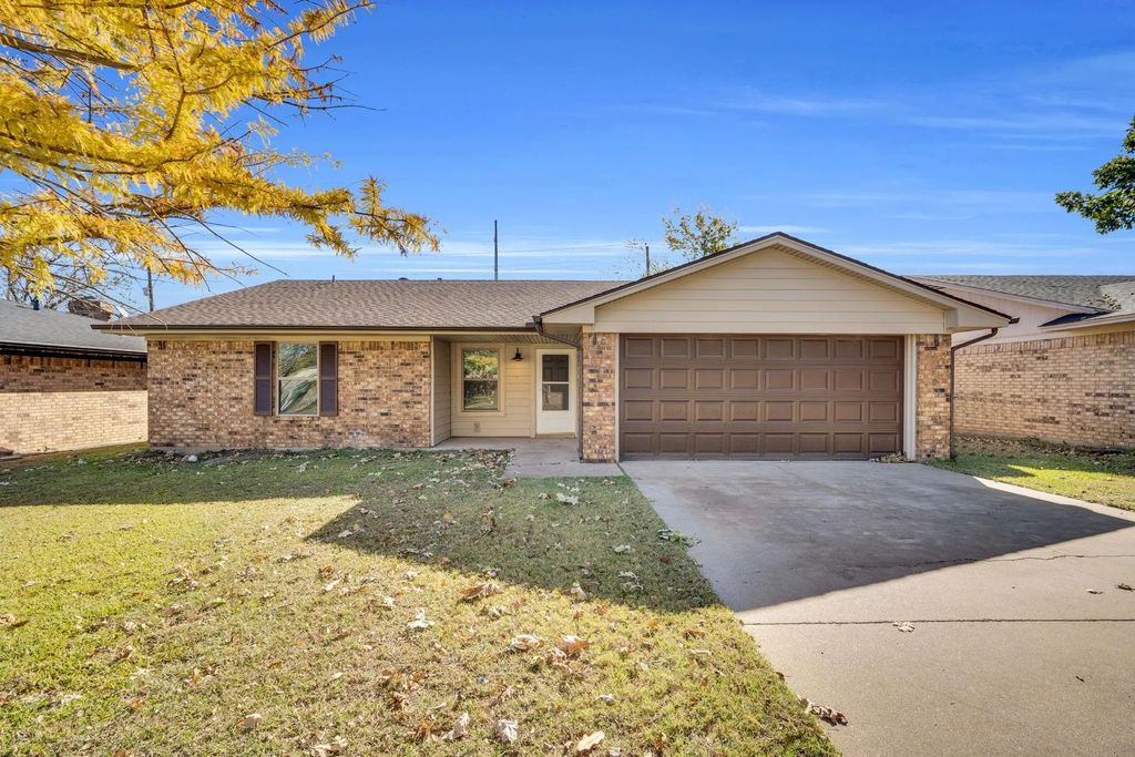 221 N Edgefield Road, Waxahachie