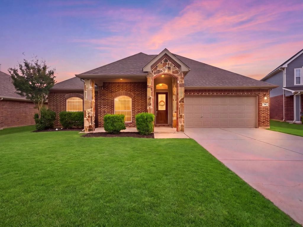 708 Date Court, Burleson