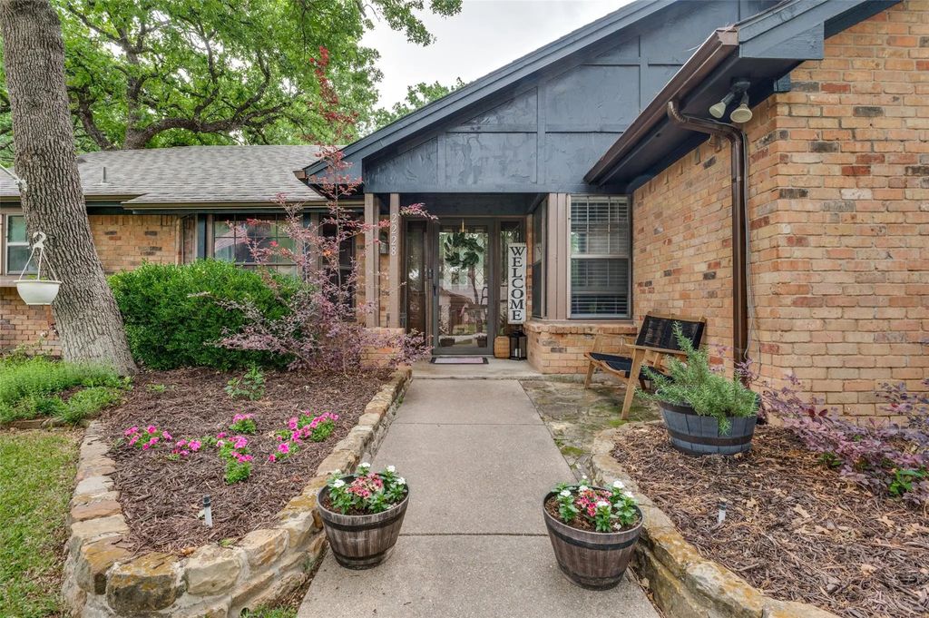 2228 Mountainview Drive, Hurst