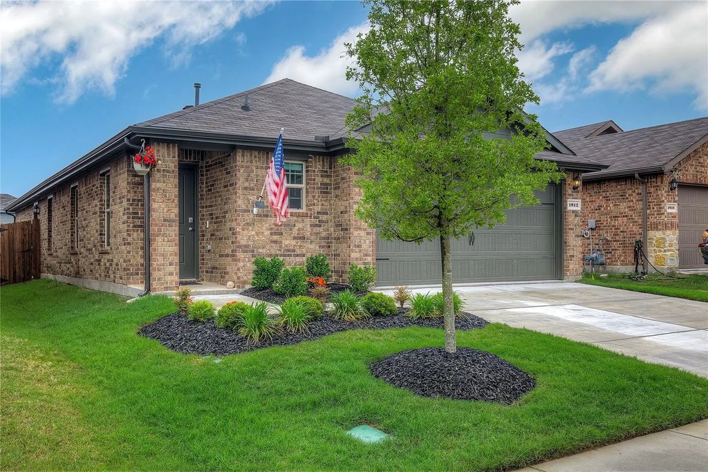 1812 Chandelier Crossing, Crandall