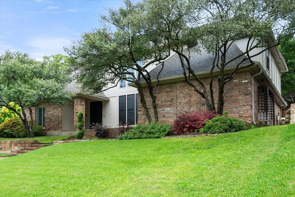 907 Loch Lomond Drive, Arlington