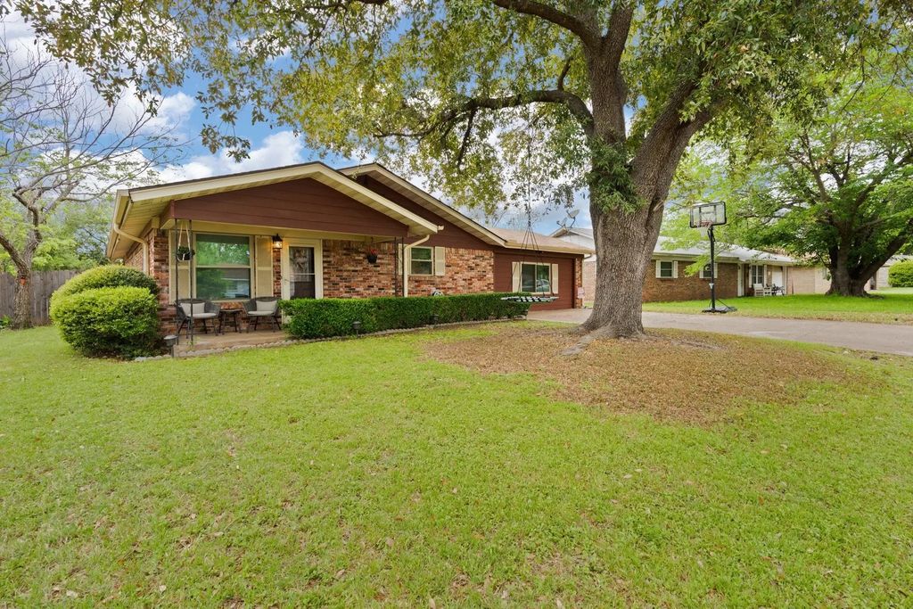 1212 Lynnwood Drive, Cleburne