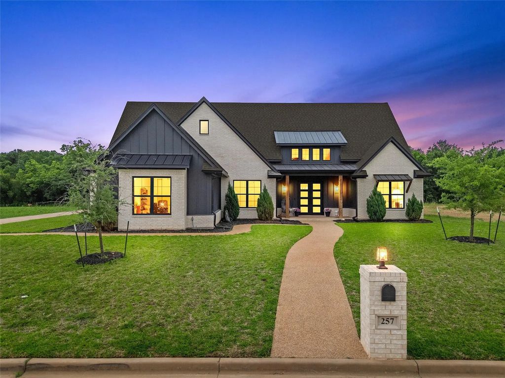 257 Fox Run Lane, Robinson