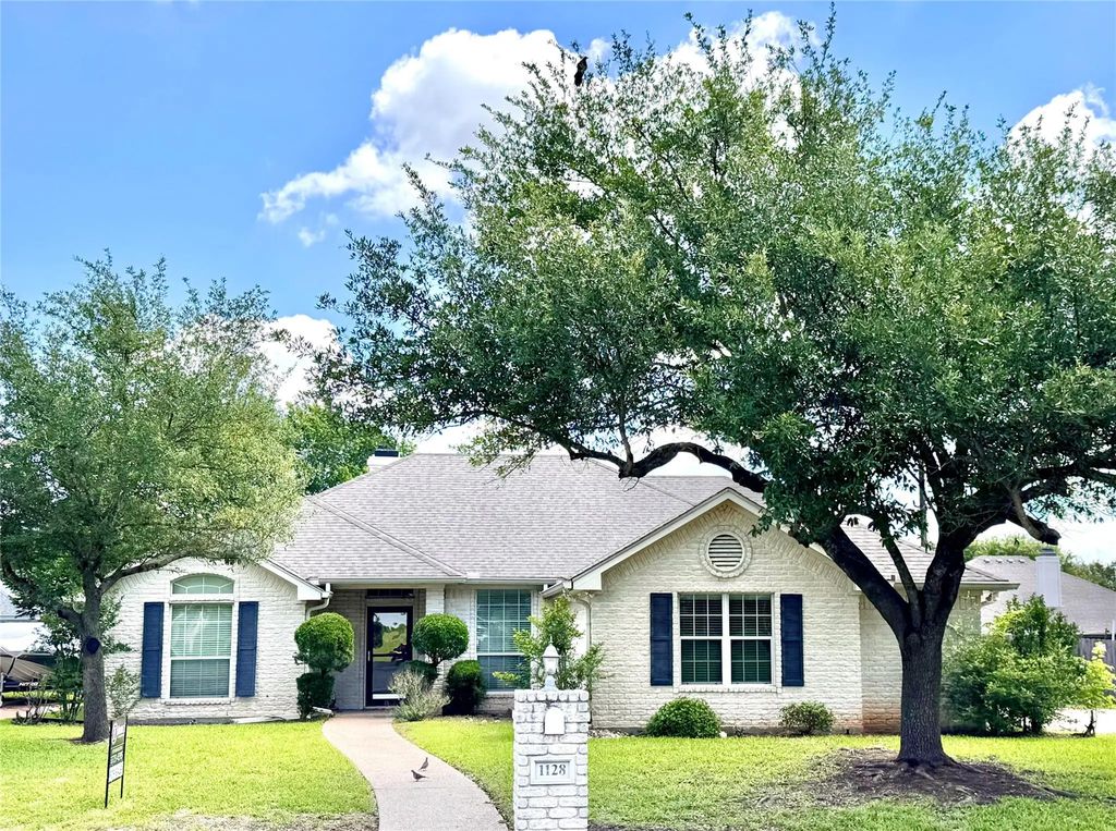 1128 Heatherwood, Hewitt
