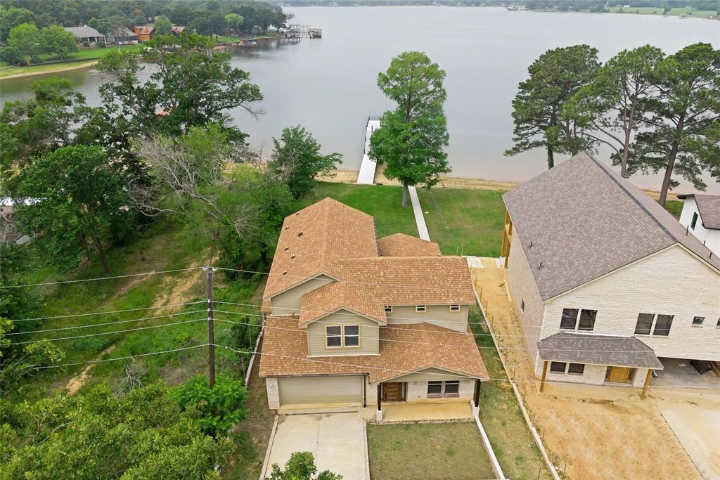 162 Oak Hills Drive, Mabank