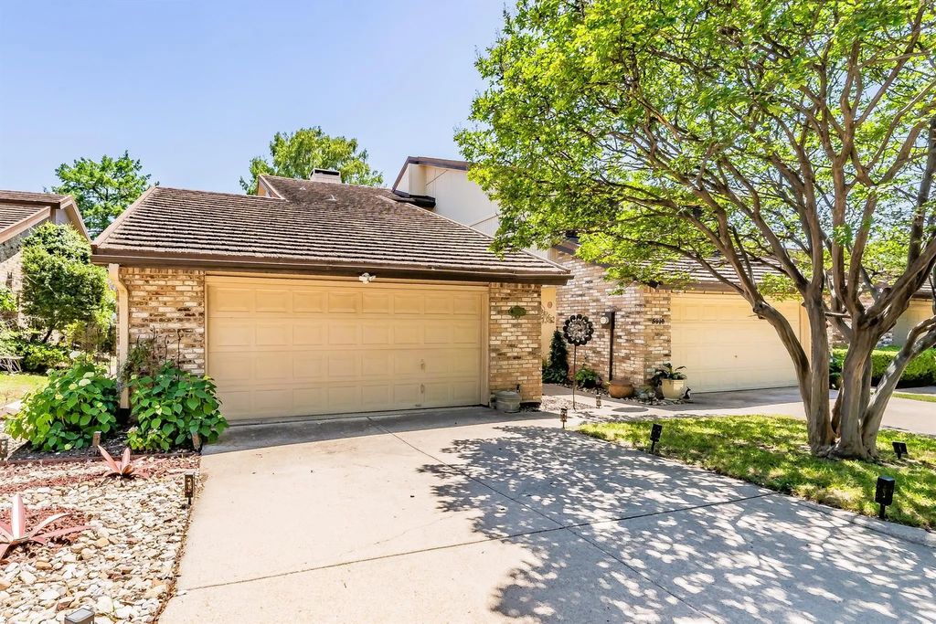 5912 Meadow Wood Lane, Fort Worth