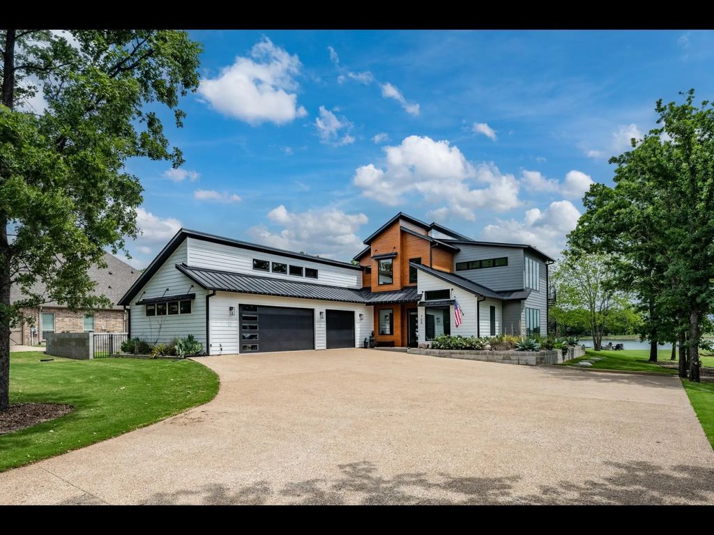 708 Clear Water Court, Corsicana