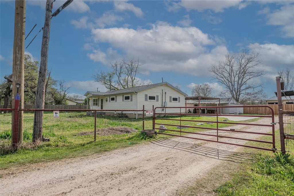 900 Silver Creek Azle Road, Azle