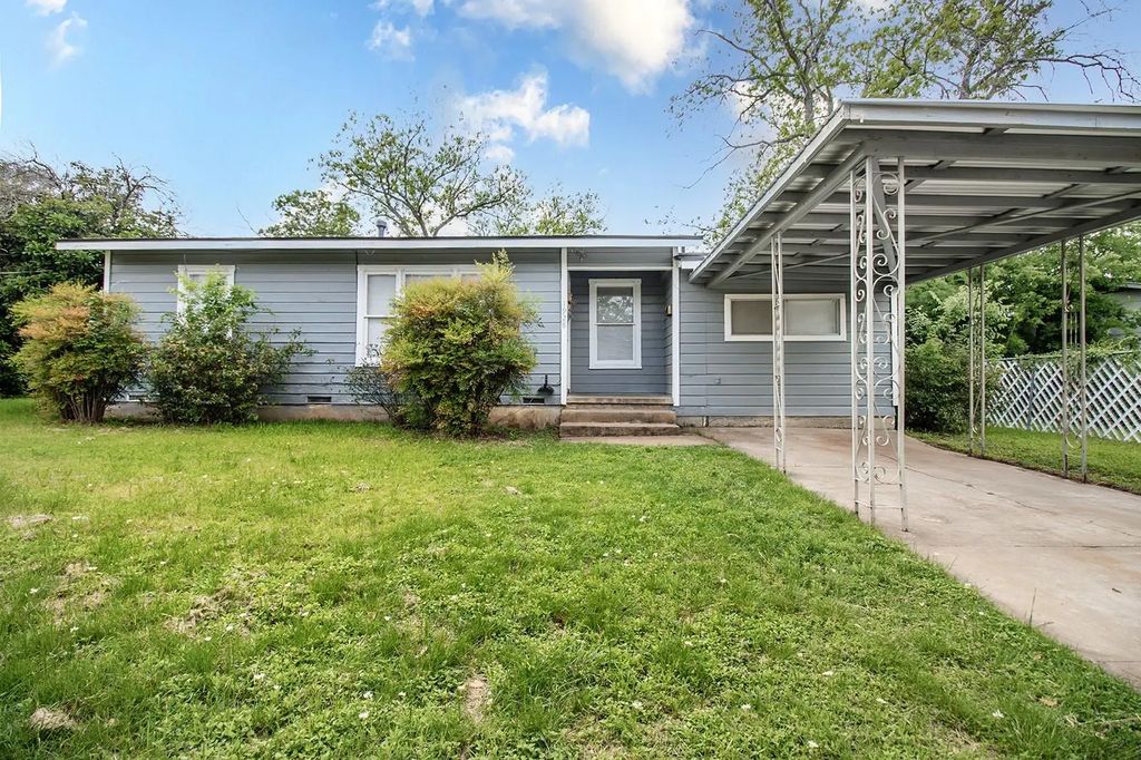 1928 S Walnut Street, Brady