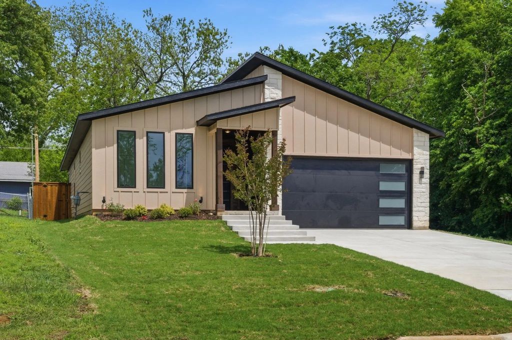 521 W Walker Street, Denison