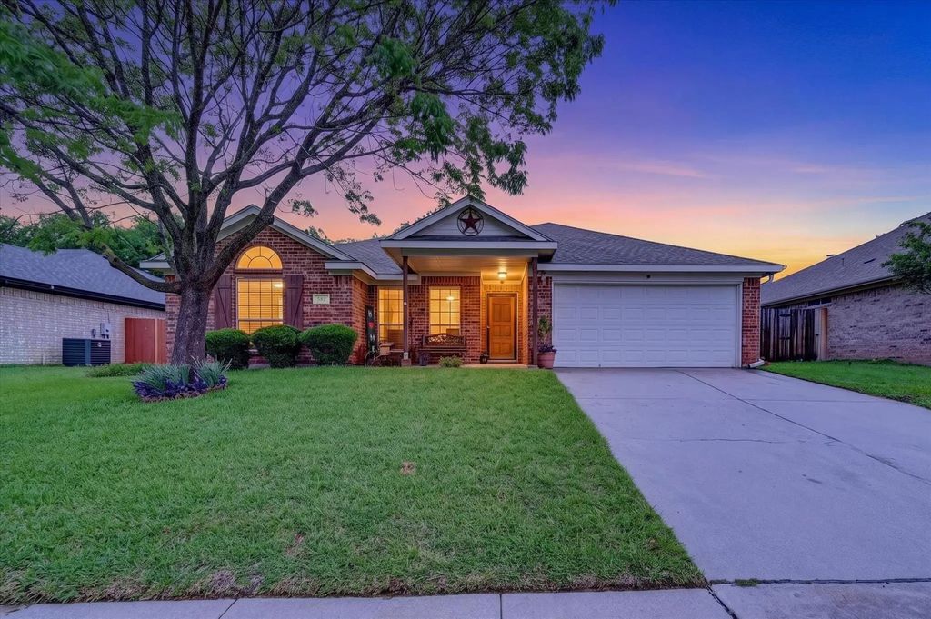 582 Tanglewood Drive, Burleson