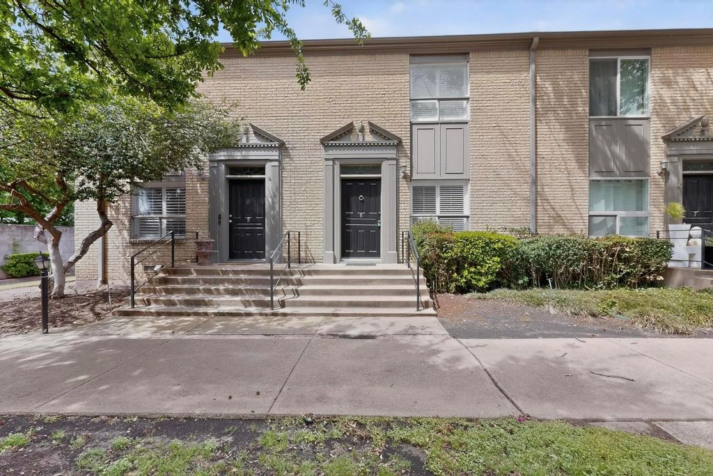 7506 W Northwest Highway 8, Dallas