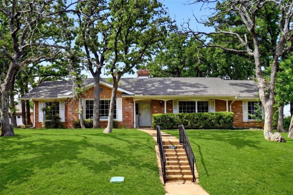 2907 Lakeshore Court, Arlington