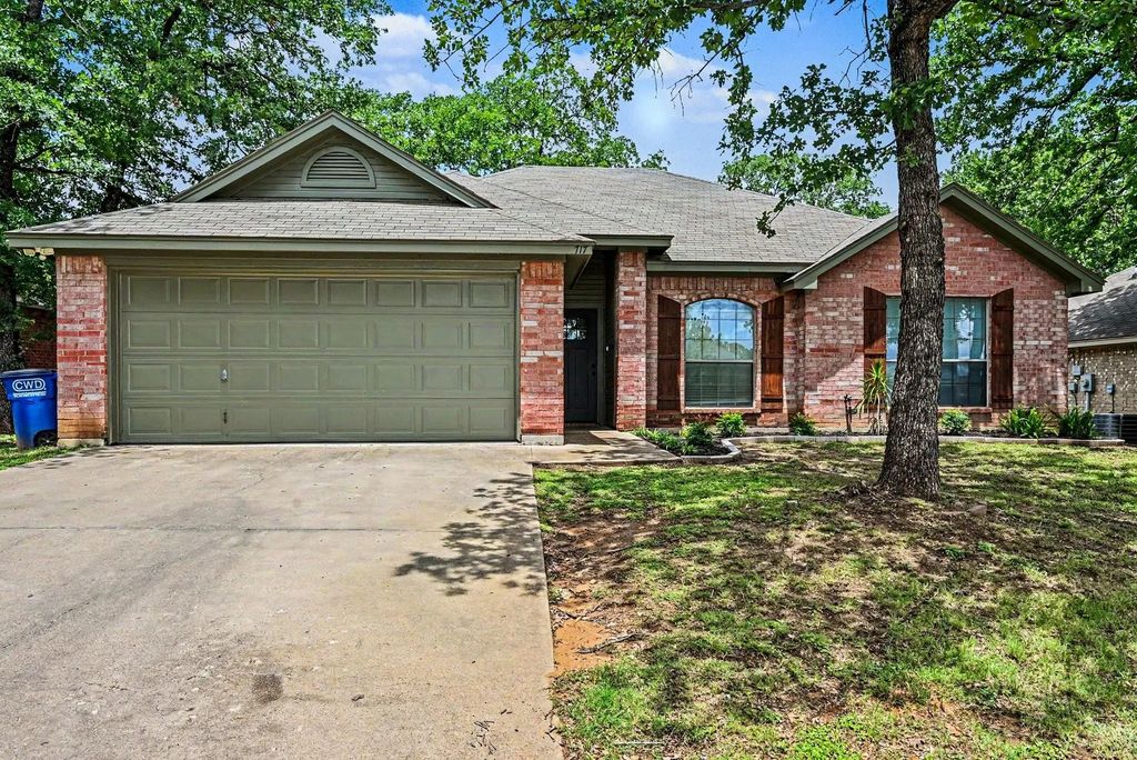 717 Oak Park Drive, Azle