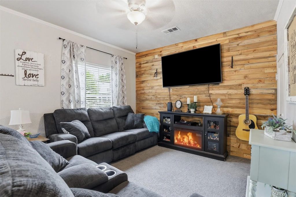 106 May Avenue, Cleburne