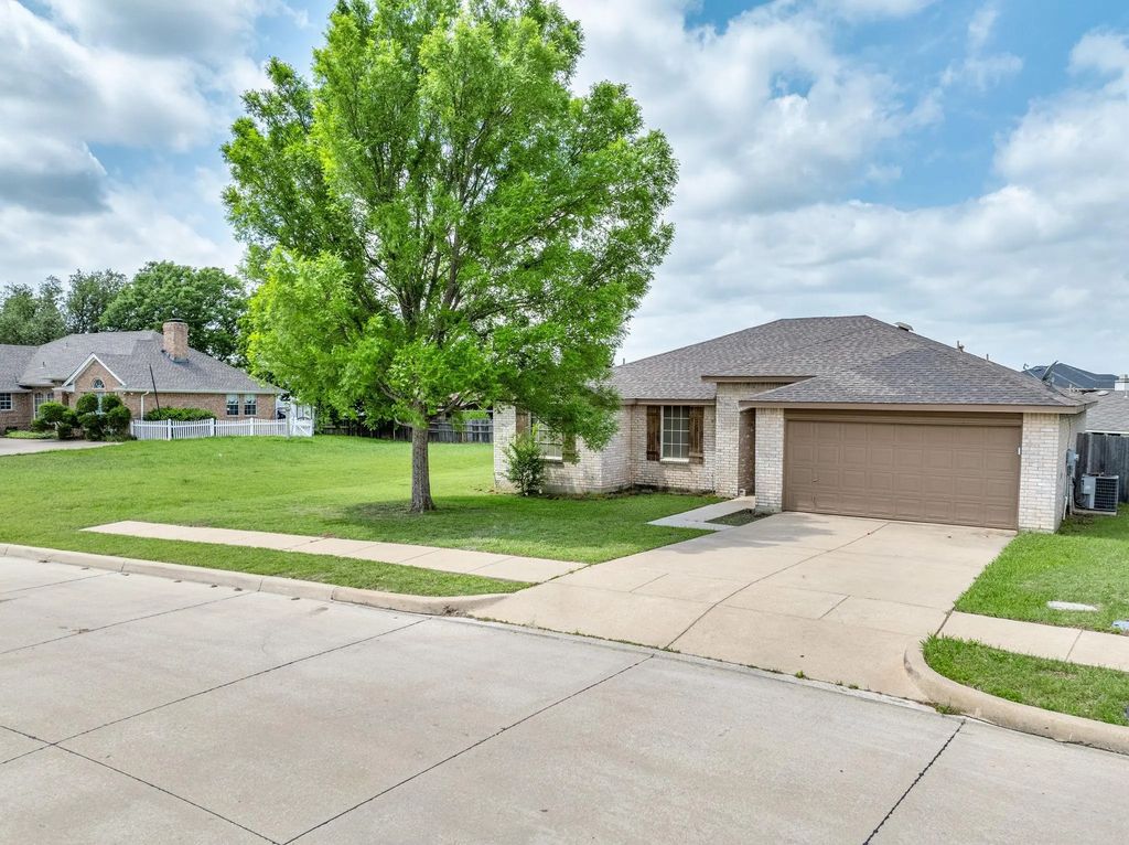 1325 Downwood Drive, Burleson