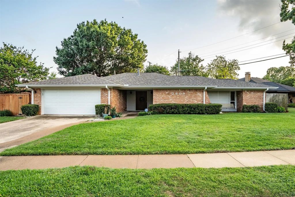 2909 Hillcrest Drive, Irving