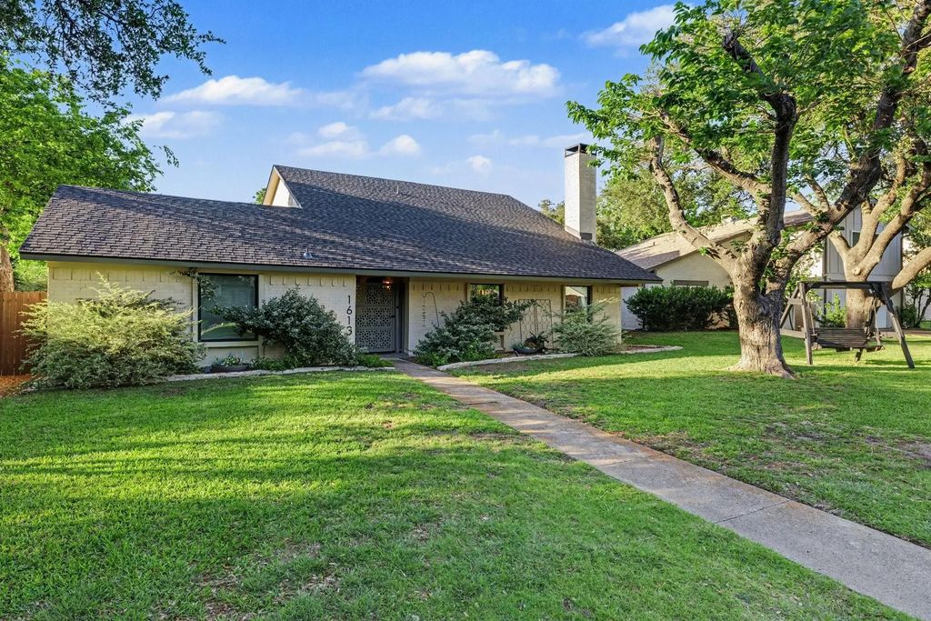 1613 Sara Lane, Richardson