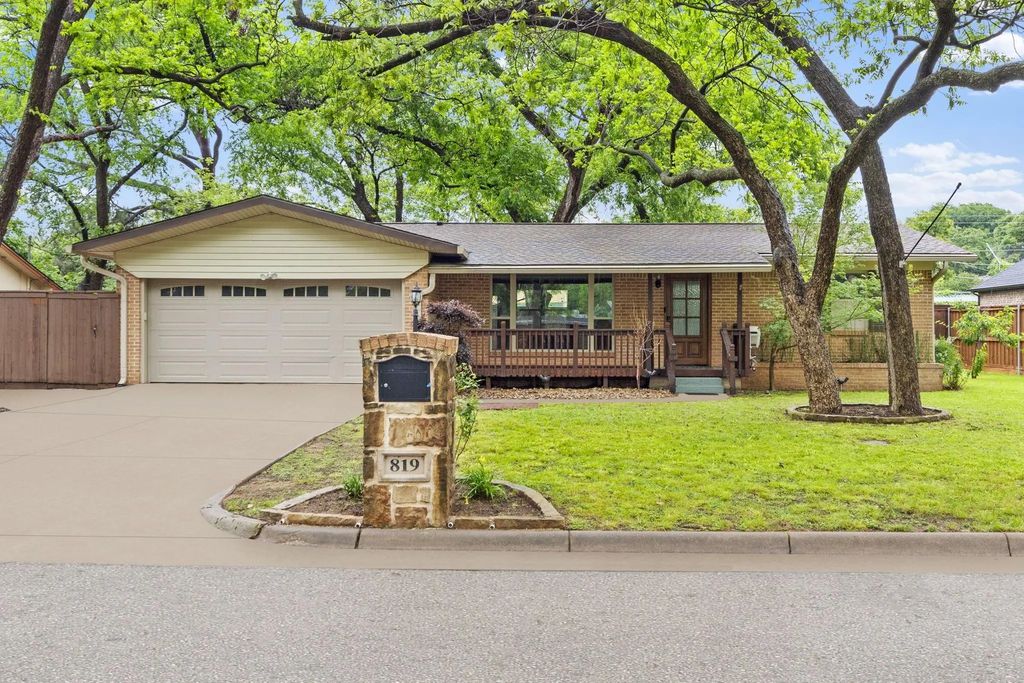 819 Del Mar Lane, Arlington