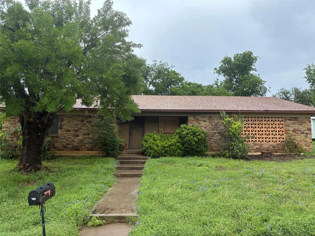 1016 Karen Lane, Goldthwaite