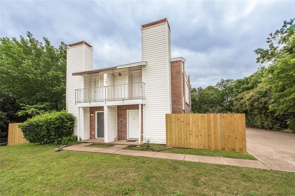 6828 Brentwood Stair Road, Fort Worth