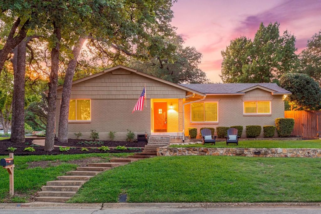 421 Crosstimber Drive, Hurst