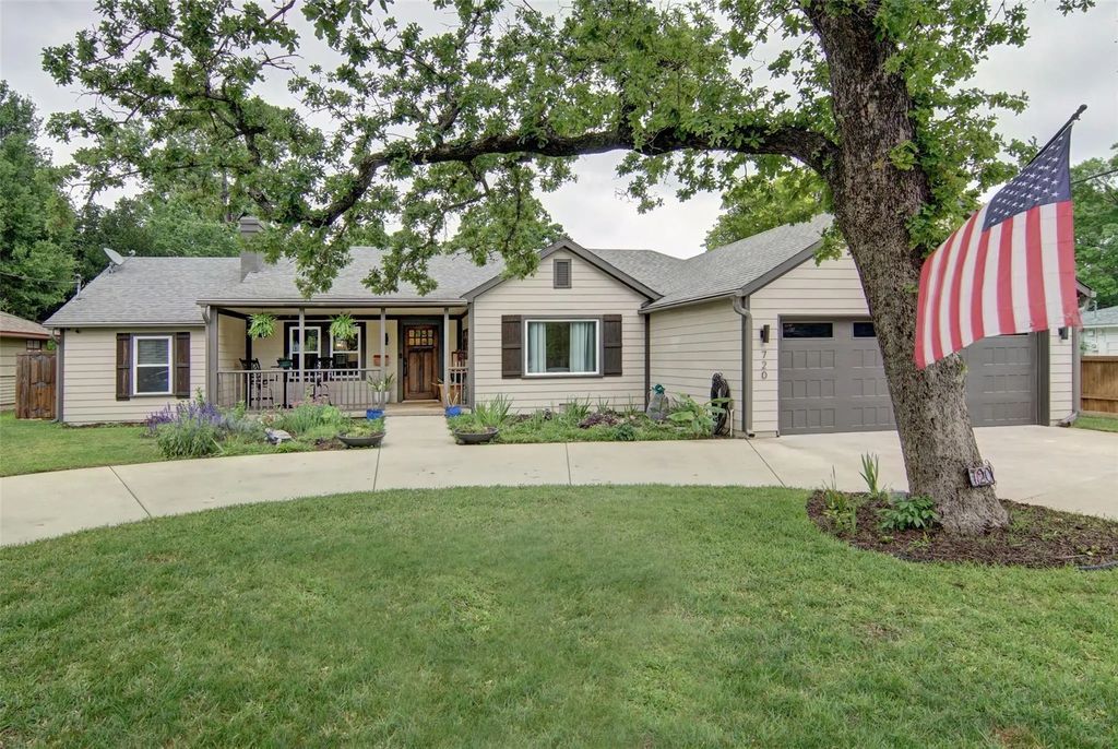 720 Merritt Street, River Oaks