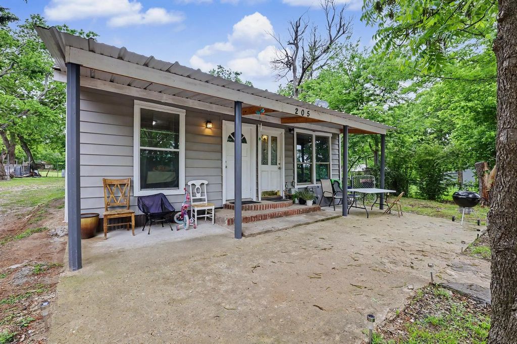 205 S Main Street, Bonham