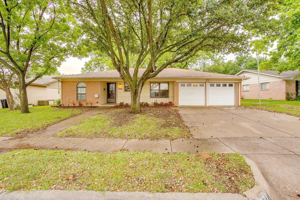 421 Linda Drive, Burleson
