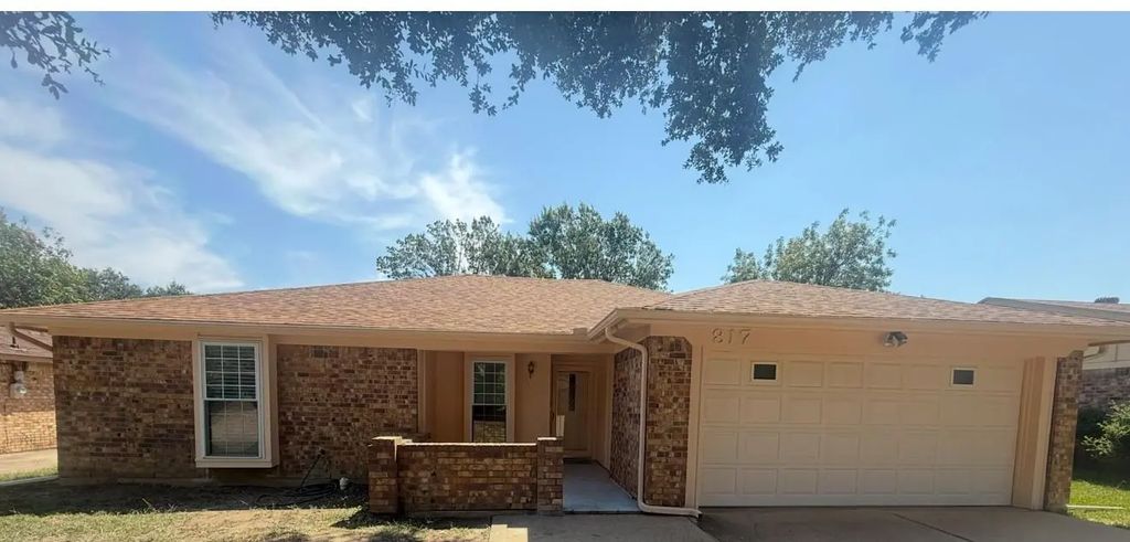 817 Lynne Lane, Burleson