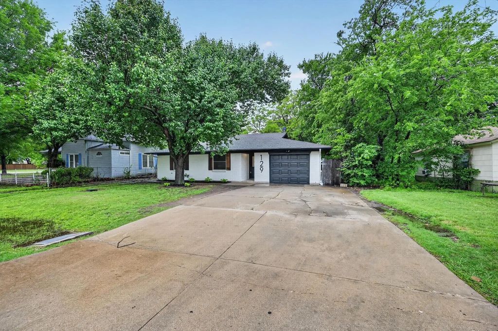 129 N Dobson Street, Burleson