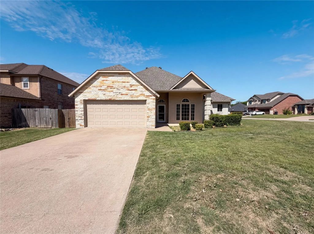 1602 Summercrest Drive, Cleburne