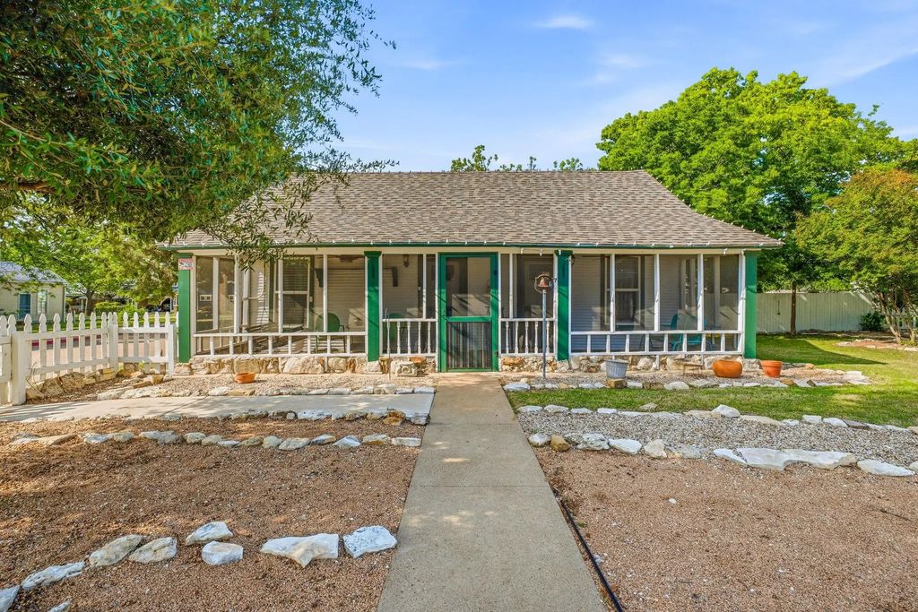 401 E Bridge Street, Granbury