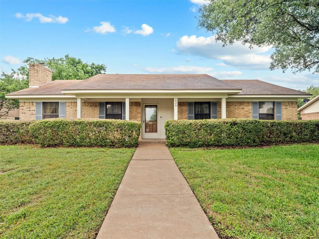 228 Monterrey Drive, Hewitt