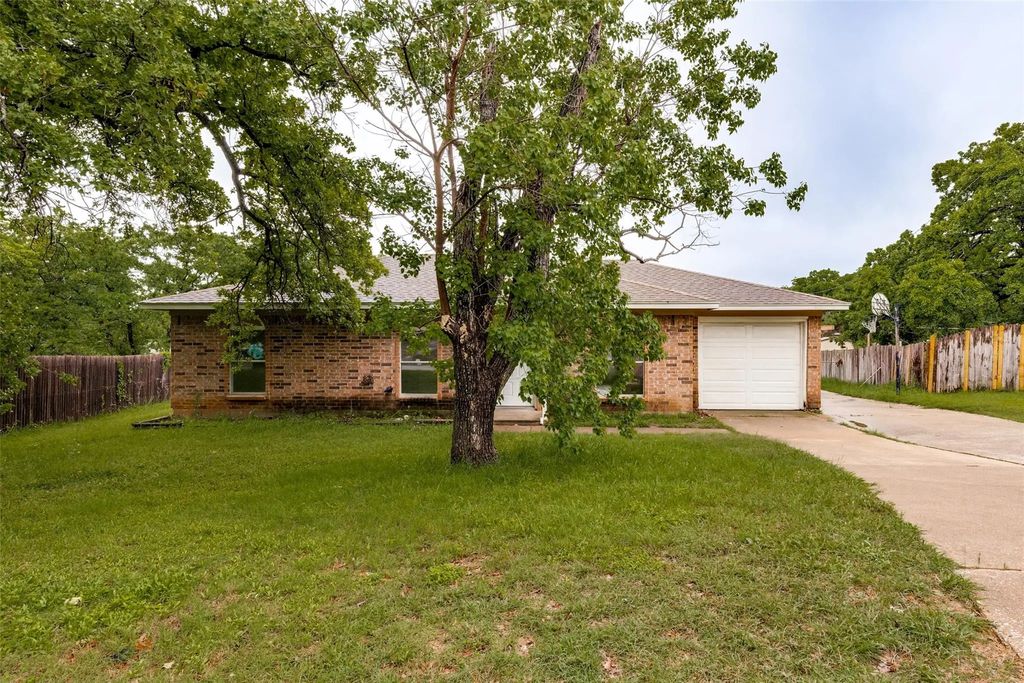520 Lake Crest Parkway, Azle