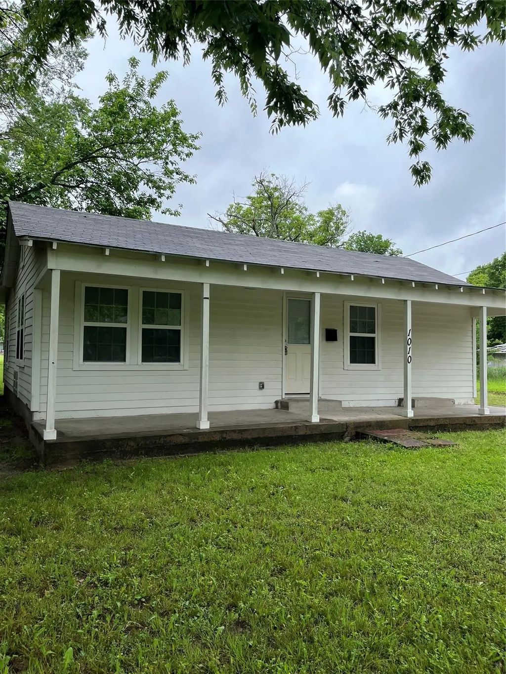 1010 E College Street, Terrell