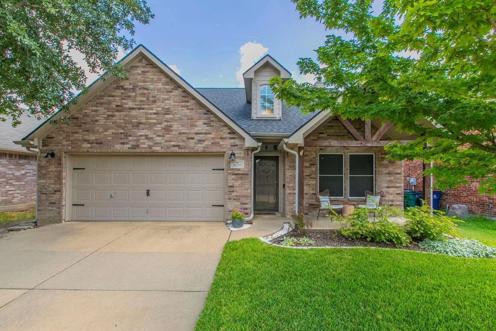 1630 Hillside Drive, Waxahachie