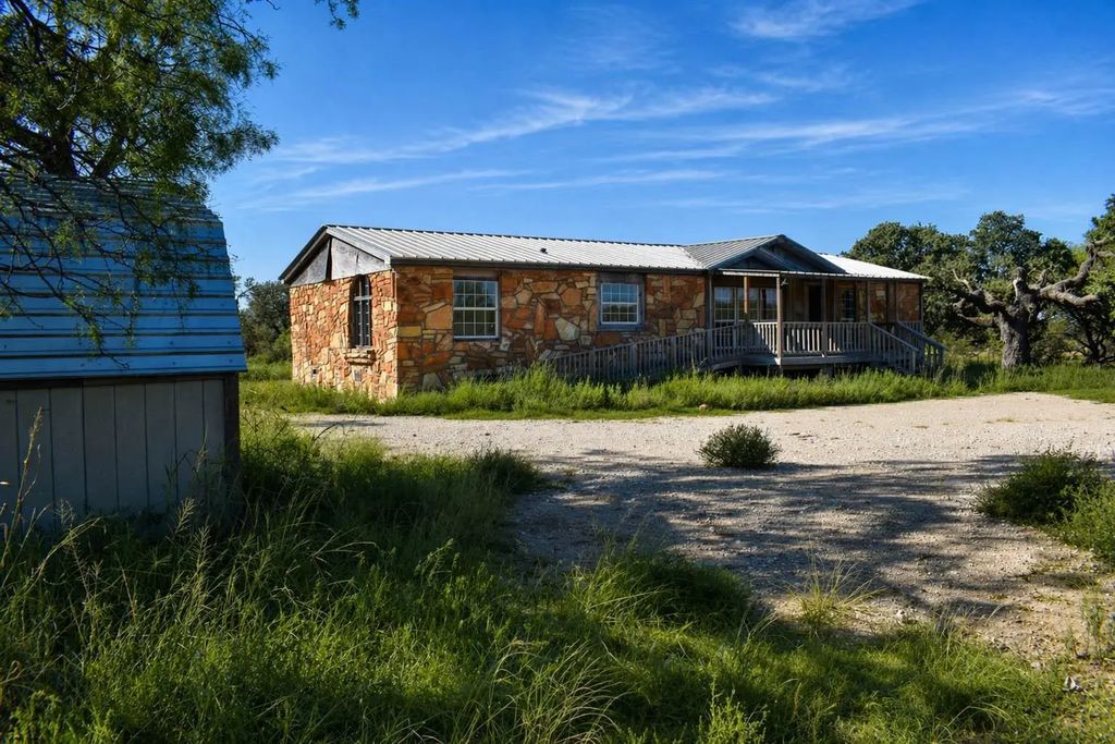 85 Private Road 527, Brady