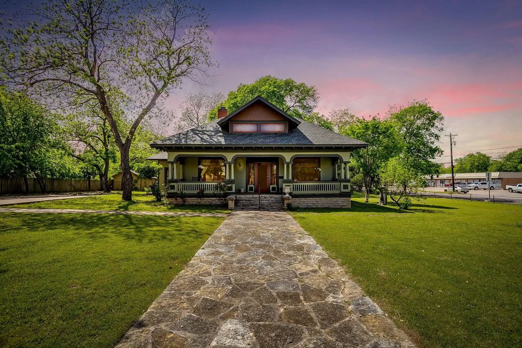 106 S Jones Street, Granbury
