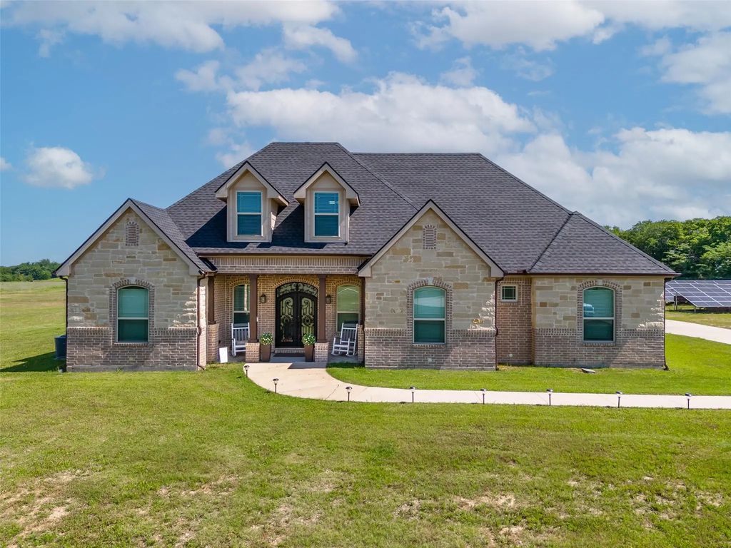 1221 Fm 272, Leonard