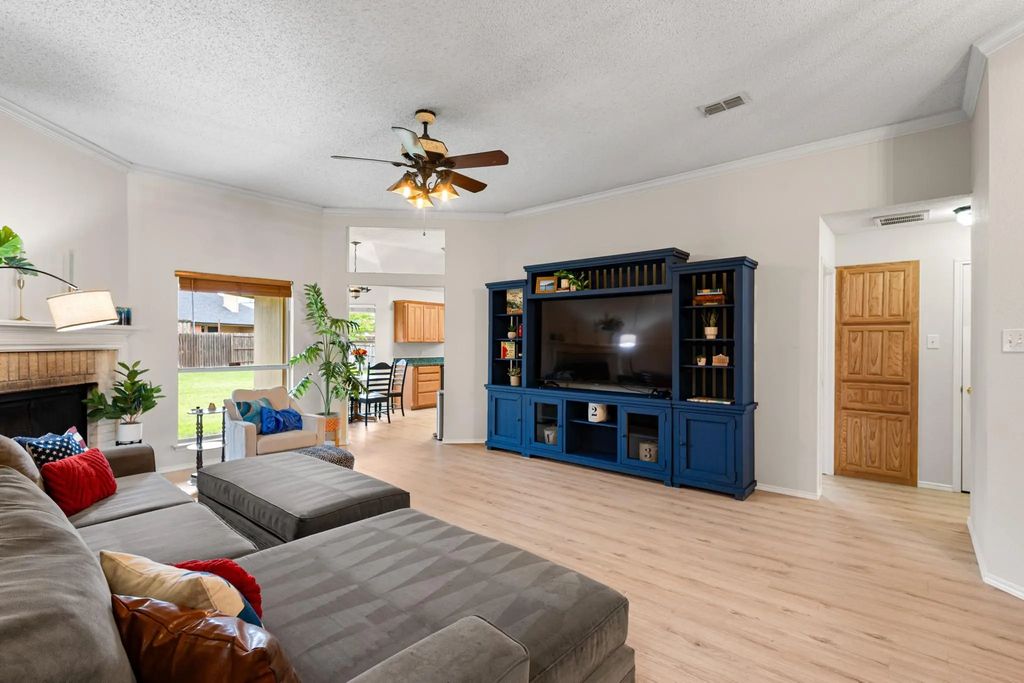 101 Saint James Court, Rhome