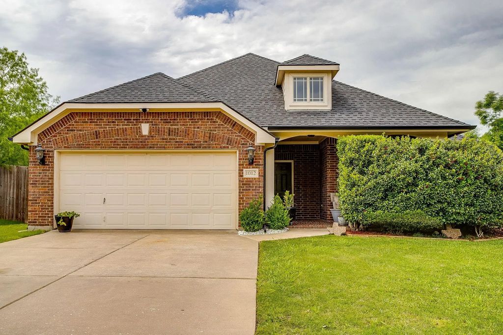 1012 Cutting Horse Drive, Mansfield
