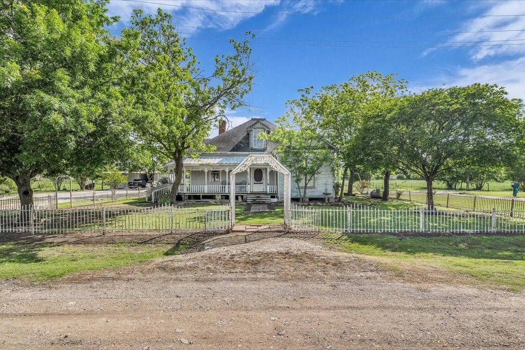 421 N Huey Avenue W, Mount Calm