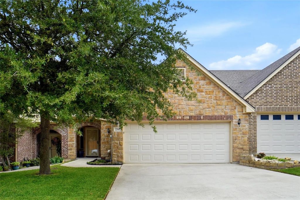 250 Greathouse Village, Decatur