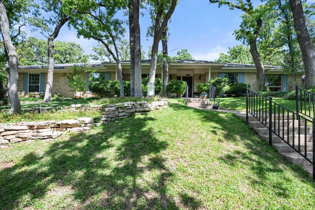 2213 Shadywood Court, Arlington